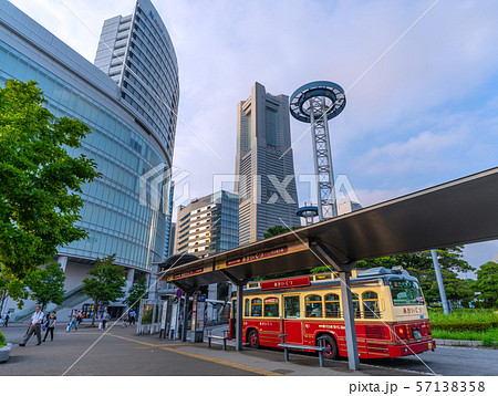 日本の横浜都市景観　桜木町駅前の「あかいくつ」バス 57138358