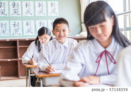 中学生、教室、授業 57138359