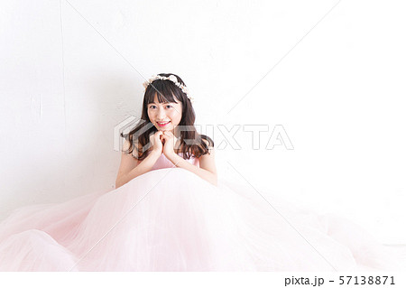 ウエディングドレスを着た笑顔の新婦 57138871