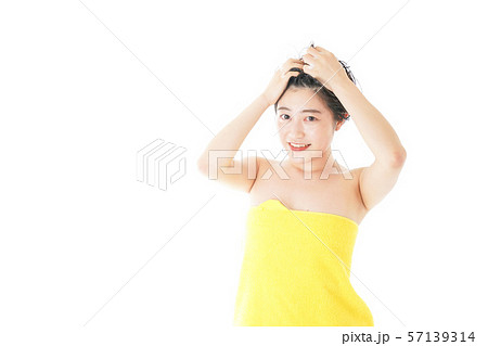シャンプーをする若い女性 シャンプーをする若い女性 57139314