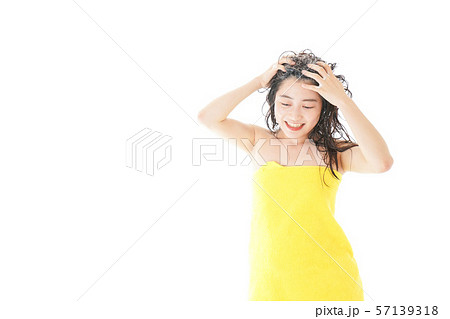 シャンプーをする若い女性 57139318