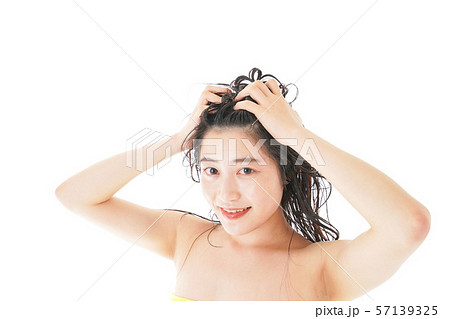 シャンプーをする若い女性 57139325