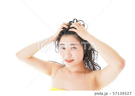 シャンプーをする若い女性 シャンプーをする若い女性 57139327