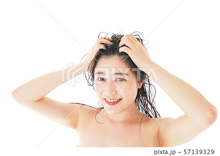 シャンプーをする若い女性 シャンプーをする若い女性 57139329