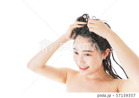 シャンプーをする若い女性 シャンプーをする若い女性 57139357