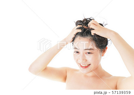 シャンプーをする若い女性 シャンプーをする若い女性 57139359