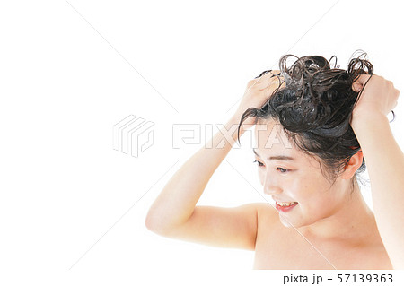 シャンプーをする若い女性 シャンプーをする若い女性 57139363