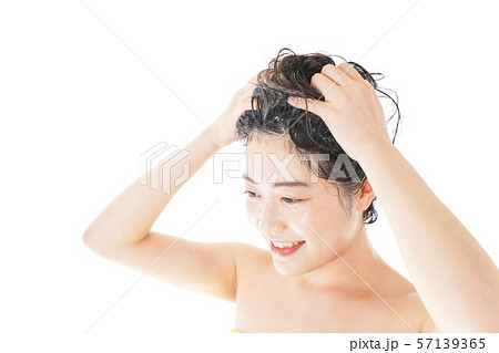 シャンプーをする若い女性 シャンプーをする若い女性 57139365