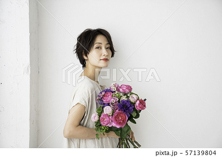 女性　ビューティー 57139804