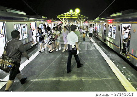 港まつり 花火大会で混雑する和歌山港駅 のイラスト素材