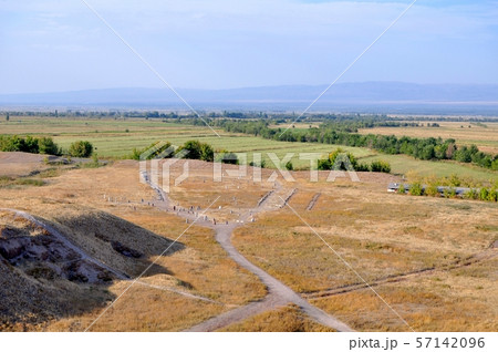 キルギス ベラサグン遺跡 ブラナの塔と石人 キルギス ベラサグン遺跡 ブラナの塔と石人 57142096