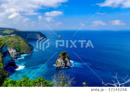バリから離島へ 絶景が広がるペニダ島 バリから離島へ 絶景が広がるペニダ島 57143208