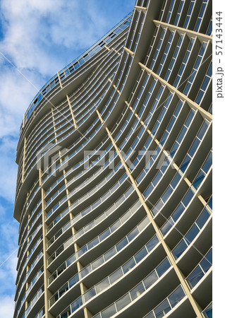 ザ・リッツ・カールトン・レジデンス、ワイキキ・ビーチのエヴァタワーをプールから見上げた外観 57143444