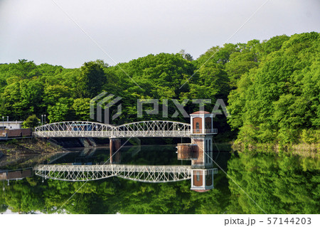 新緑の村山上貯水池の取水塔 多摩湖 新緑の村山上貯水池の取水塔 多摩湖 57144203