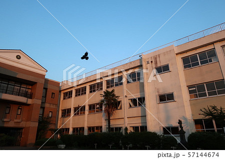 誰もいない夕暮れに染まった小学校の校舎 誰もいない夕暮れに染まった小学校の校舎 57144674