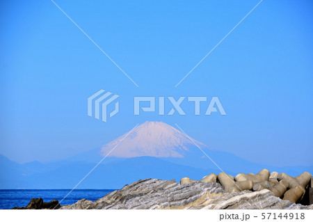 城ヶ島灘ヶ崎の磯と赤灯台と富士山 57144918