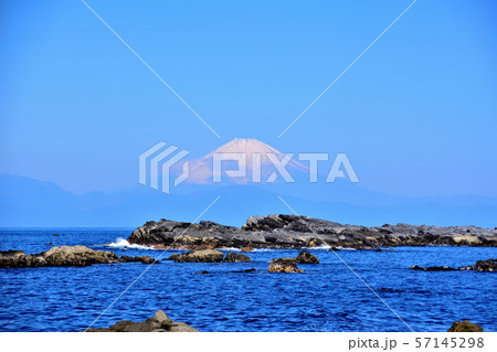 城ヶ島長津呂の磯と富士山 57145298