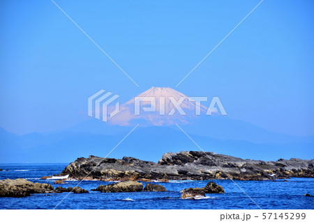 城ヶ島長津呂の磯と富士山 57145299