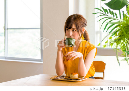 ライフスタイル カフェする若い女性 ライフスタイル カフェする若い女性 57145353