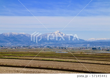会津盆地と磐梯山（福島県・会津美里町） 57145441