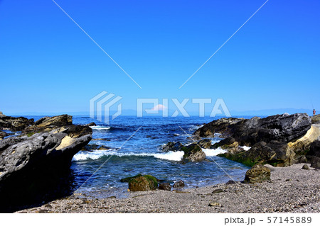 城ヶ島長津呂の磯と富士山 57145889