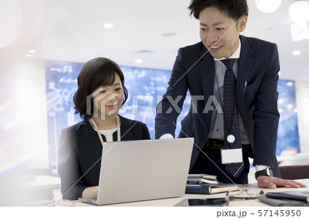 コワーキングスペースで打合せをするビジネスパーソン　シェアオフィス　サテライトオフィス 57145950