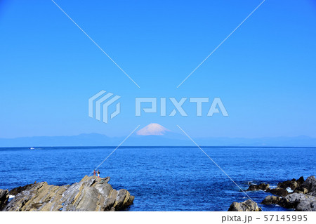 城ヶ島長津呂の磯と富士山 57145995