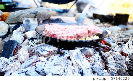 キャンプ場で炭火BBQをする(生肉) キャンプ場で炭火BBQをする(生肉) 57146229