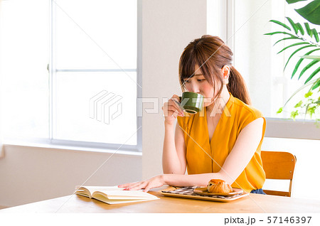 ライフスタイル カフェしながら本を読む若い女性 57146397