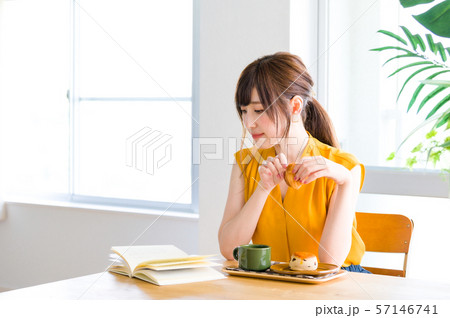 ライフスタイル カフェしながら本を読む若い女性 ライフスタイル カフェしながら本を読む若い女性 57146741