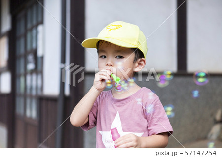 シャボン玉　子供 57147254
