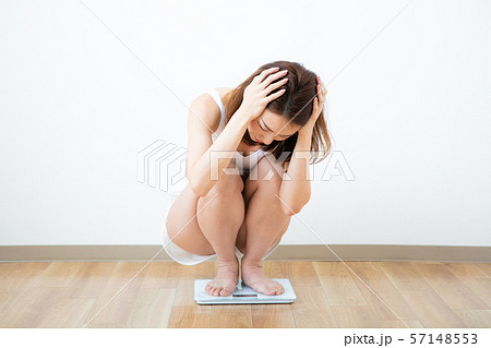 太ってしまった若い女性 57148553
