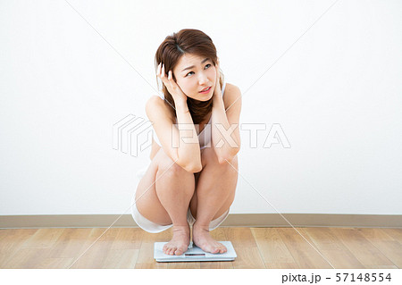 太ってしまった若い女性 太ってしまった若い女性 57148554