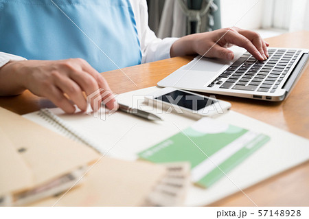 女性　家計 57148928