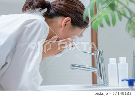 a thirty-something woman a thirty-something woman 57149132