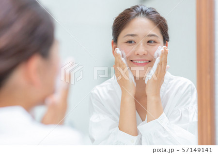 a thirty-something woman 57149141
