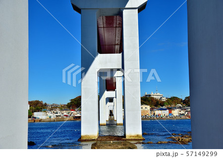 城ヶ島大橋と青空 57149299