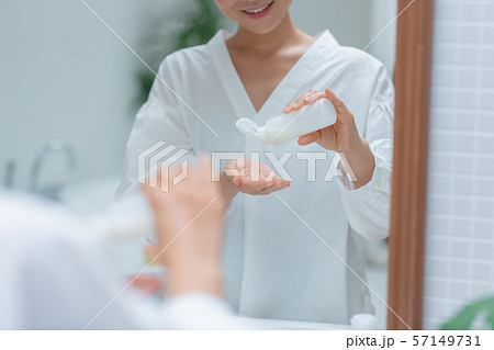 a thirty-something woman 57149731