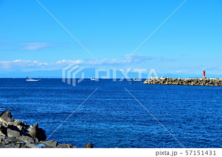 城ヶ島長津呂の磯と赤灯台 57151431