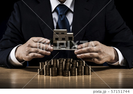 ビジネスマン 住宅模型 お金 57151744