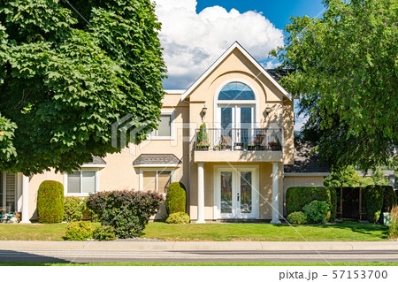 Luxury residential townhouse with private entrance among the trees Luxury residential townhouse with private entrance among the trees 57153700