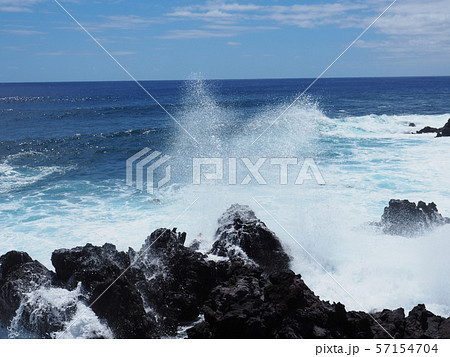 ~チリ、イースター島~波打ち際 ~チリ、イースター島~波打ち際 57154704