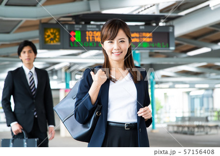 通勤　女性　電車　駅　ビジネスウーマン　撮影協力：京王電鉄株式会社 57156408