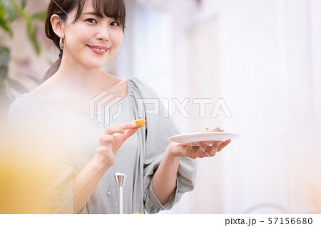 女性　アフタヌーンティー　スイーツ　焼き菓子 57156680