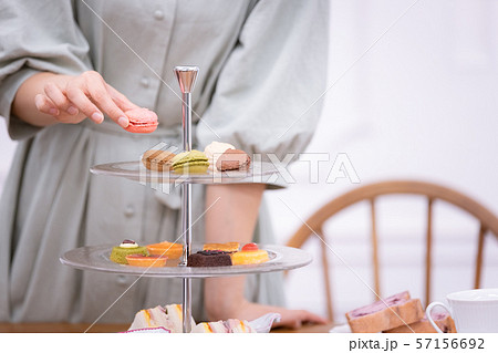 女性 アフタヌーンティー スイーツ 焼き菓子 女性 アフタヌーンティー スイーツ 焼き菓子 57156692