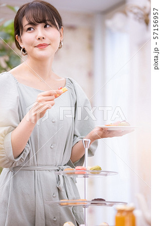 女性　アフタヌーンティー　スイーツ　焼き菓子 57156957