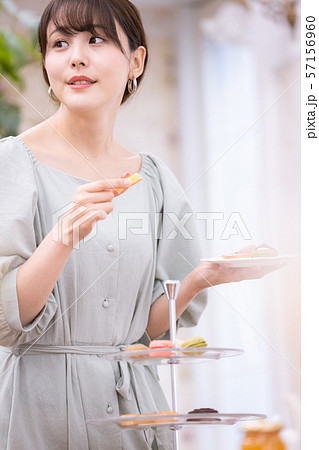 女性 アフタヌーンティー スイーツ 焼き菓子 女性 アフタヌーンティー スイーツ 焼き菓子 57156960