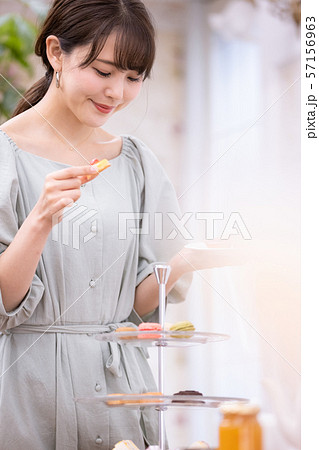 女性　アフタヌーンティー　スイーツ　焼き菓子 57156963
