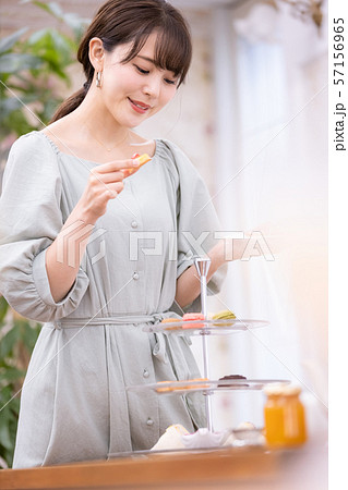 女性　アフタヌーンティー　スイーツ　焼き菓子 57156965