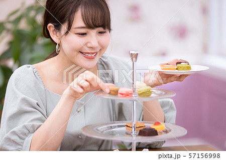 女性　アフタヌーンティー　スイーツ　焼き菓子 57156998